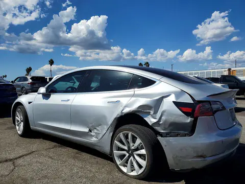 2018 Tesla MODEL 3 VIN 5YJ3E1EAXJF011001 фото 2