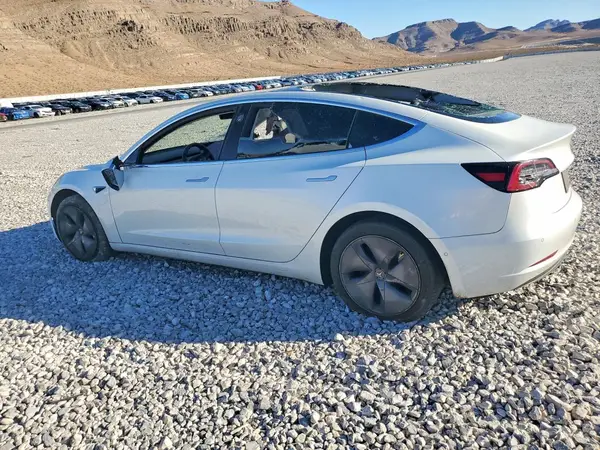 5YJ3E1EA1KF485825 — 2019 Tesla Model 3, фото 2 с аукциона Copart, Вандализм