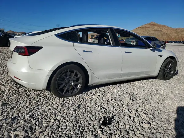 5YJ3E1EA1KF485825 — 2019 Tesla Model 3, фото 3 с аукциона Copart, Вандализм