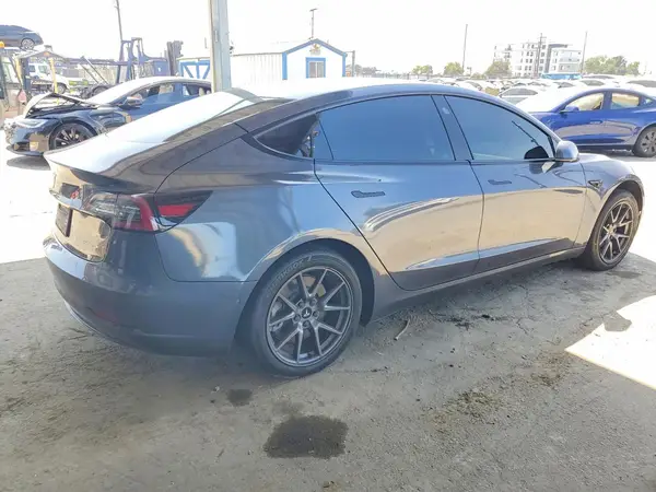 5YJ3E1EB3NF212768 — 2022 Tesla Model 3, фото 3 с аукциона Copart, Боковая часть