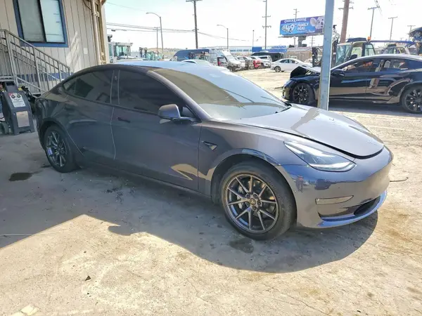 5YJ3E1EB3NF212768 — 2022 Tesla Model 3, фото 4 с аукциона Copart, Боковая часть