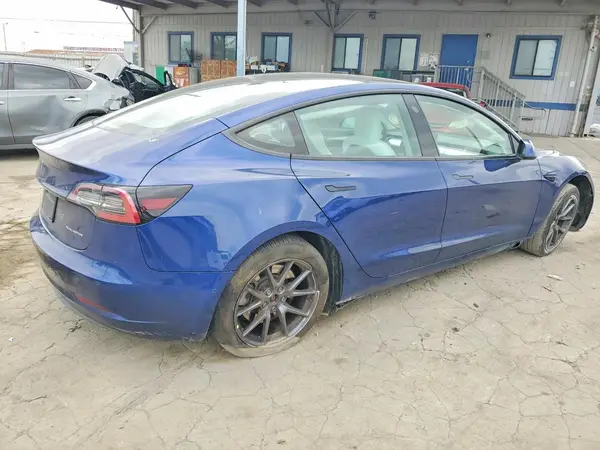 5YJ3E1EB2NF318984 — 2022 Tesla Model 3, фото 3 с аукциона Copart, Боковая часть