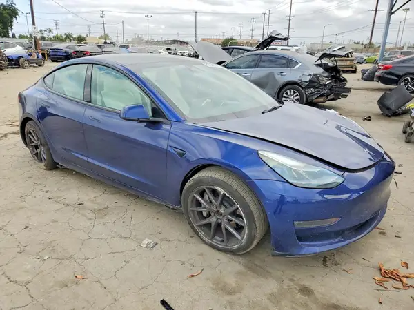 5YJ3E1EB2NF318984 — 2022 Tesla Model 3, фото 4 с аукциона Copart, Боковая часть