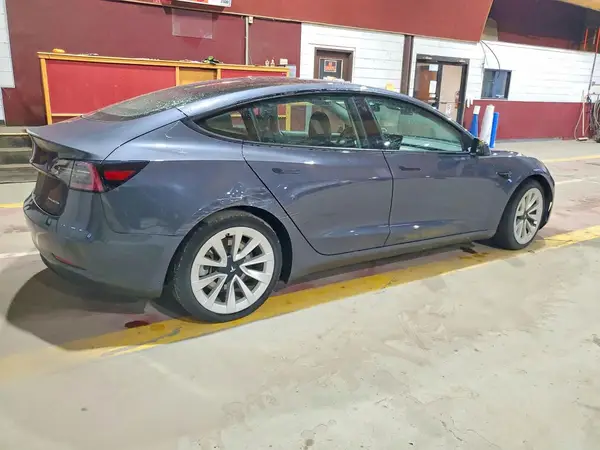 5YJ3E1EB5NF127382 — 2022 Tesla Model 3, фото 3 с аукциона Copart, Боковая часть
