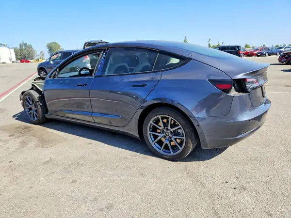 5YJ3E1EA9NF329438 — 2022 Tesla Model 3, фото 2 с аукциона Copart, Передняя часть
