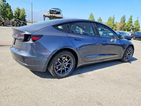 5YJ3E1EA9NF329438 — 2022 Tesla Model 3, фото 3 с аукциона Copart, Передняя часть