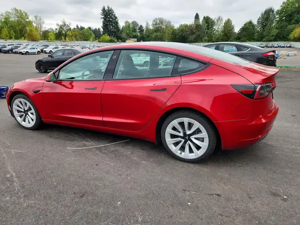 5YJ3E1EA1NF303822 — 2022 Tesla Model 3, фото 2 с аукциона Copart 30.09.2026, Механические повреждения