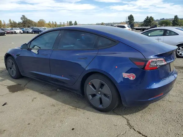 5YJ3E1EB1NF136600 — 2022 Tesla Model 3, фото 2 с аукциона Copart, Боковая часть