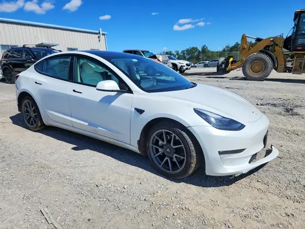 5YJ3E1EA6PF382424 — 2023 Tesla Model 3, фото 4 с аукциона Copart, Передняя часть