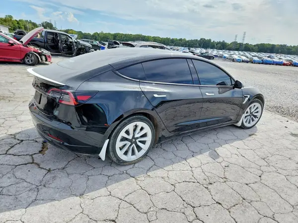 5YJ3E1EA0PF492935 — 2023 Tesla Model 3, фото 3 с аукциона Copart, Передняя часть