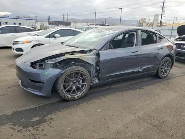 5YJ3E1EA5PF686604 Tesla Model 3 2023 — повреждение Боковая часть, фото до ремонта