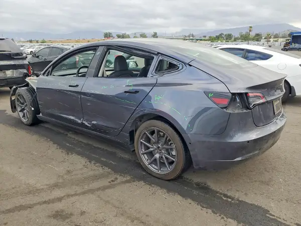 5YJ3E1EA5PF686604 — 2023 Tesla Model 3, фото 2 с аукциона Copart 28.09.2026, Боковая часть