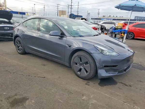 5YJ3E1EA5PF686604 — 2023 Tesla Model 3, фото 4 с аукциона Copart 28.09.2026, Боковая часть