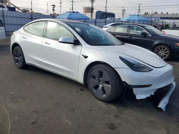 5YJ3E1EA8PF686399 — 2023 Tesla Model 3, фото 4 с аукциона Copart, Боковая часть