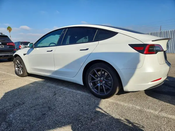 5YJ3E1EA6PF608087 — 2023 Tesla Model 3, фото 2 с аукциона Copart 29.09.2026, Передняя часть