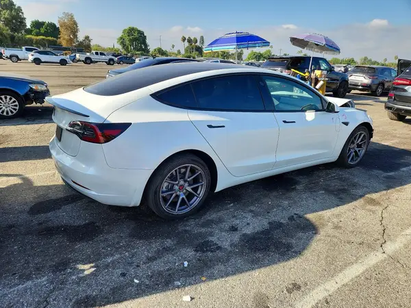 5YJ3E1EA6PF608087 — 2023 Tesla Model 3, фото 3 с аукциона Copart 29.09.2026, Передняя часть