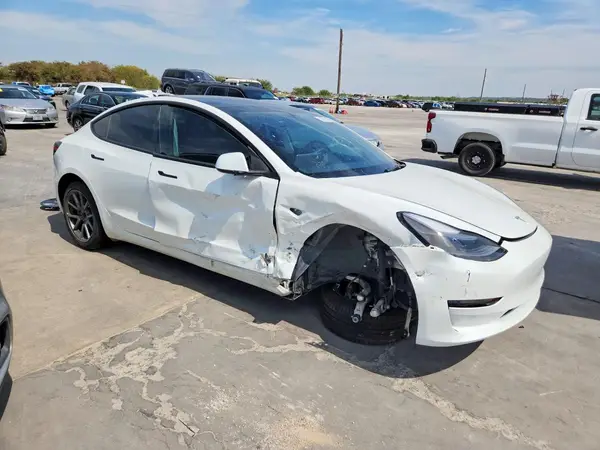 5YJ3E1EA7PF402597 — 2023 Tesla Model 3, фото 4 с аукциона Copart 01.10.2026, Передняя часть