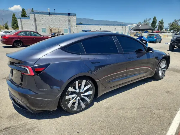 5YJ3E1EA2RF771550 — 2024 Tesla Model 3, фото 3 с аукциона Copart 29.09.2026, Повреждения со всех сторон
