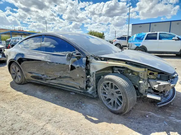 5YJ3E1EA7RF728340 — 2024 Tesla Model 3, фото 4 с аукциона Copart, Боковая часть