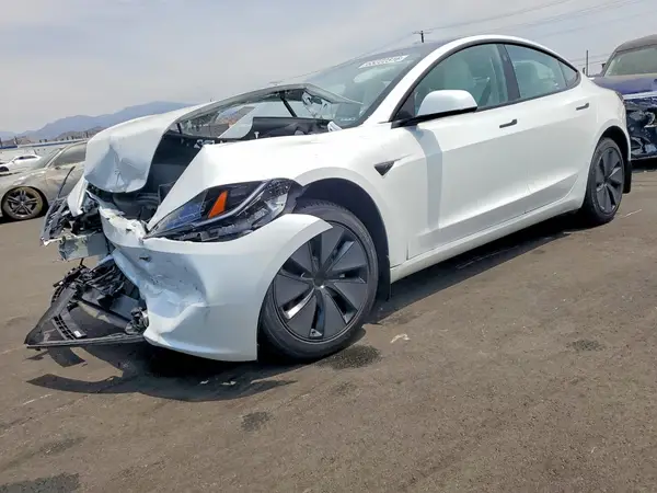 5YJ3E1EAXSF904934 — 2025 Tesla Model 3, Передняя часть (Front End), фото до ремонта