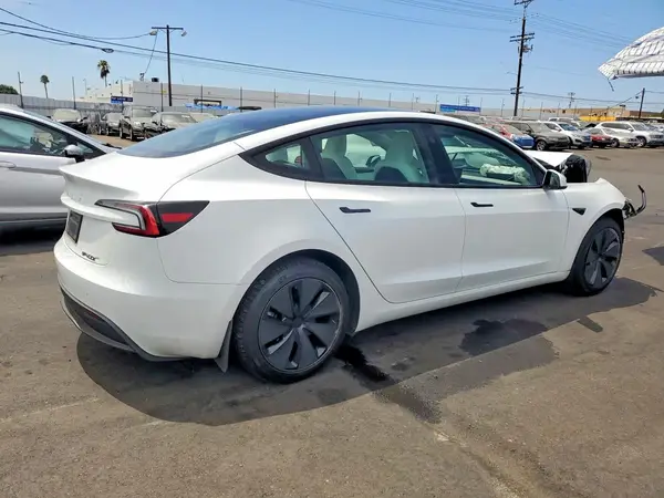 5YJ3E1EAXSF904934 — 2025 Tesla Model 3, фото 3 с аукциона Copart 30.09.2026, Передняя часть
