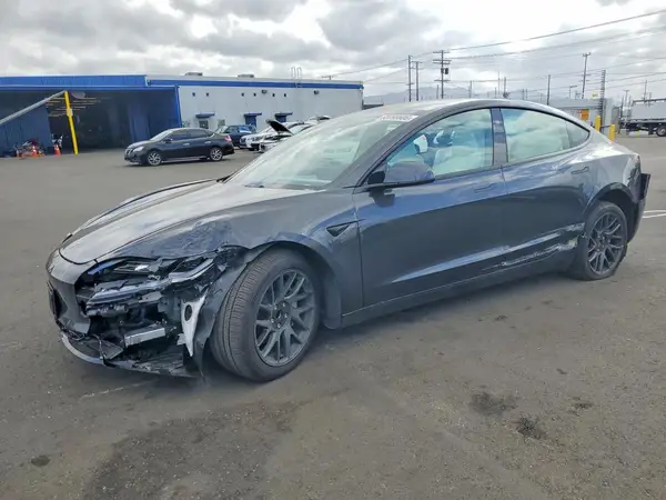 5YJ3E1EA9SF059073 — 2025 Tesla Model 3, Передняя часть (Front End), фото до ремонта
