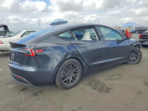 5YJ3E1EA9SF059073 — 2025 Tesla Model 3, фото 3 с аукциона Copart, Передняя часть