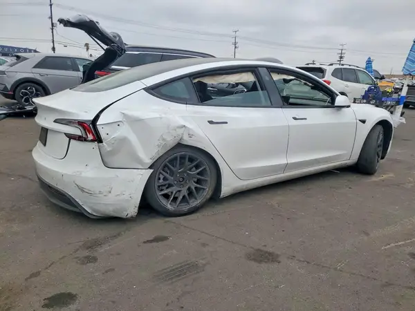 5YJ3E1EA9SF010584 — 2025 Tesla Model 3, фото 3 с аукциона Copart, Задняя часть