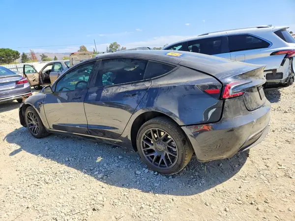 5YJ3E1EA7SF917074 — 2025 Tesla Model 3, фото 2 с аукциона Copart, Опрокидывание