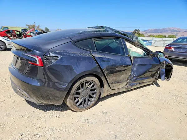 5YJ3E1EA7SF917074 — 2025 Tesla Model 3, фото 3 с аукциона Copart, Опрокидывание