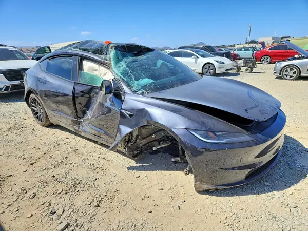 5YJ3E1EA7SF917074 — 2025 Tesla Model 3, фото 4 с аукциона Copart, Опрокидывание