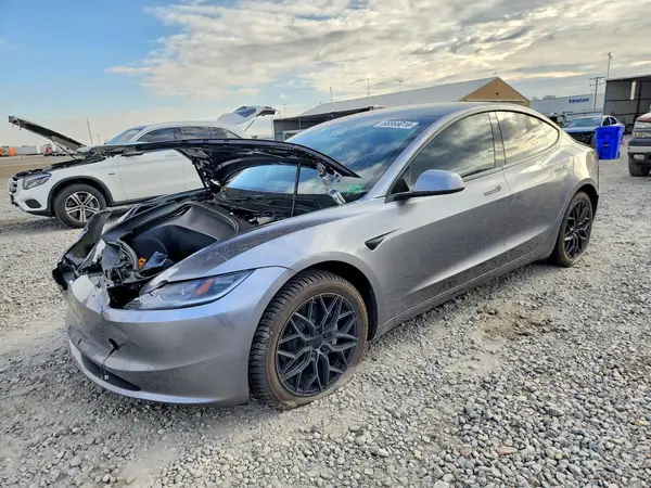 5YJ3E1EB6SF997783 — 2025 Tesla Model 3, Передняя часть (Front End), фото до ремонта