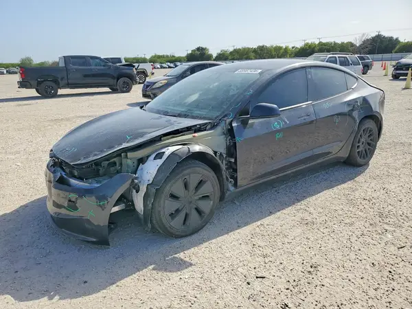 5YJ3E1EA3SF050241 — 2025 Tesla Model 3, Передняя часть (Front End), фото до ремонта