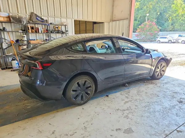 5YJ3E1EA2SF916611 — 2025 Tesla Model 3, фото 3 с аукциона Copart, Передняя часть