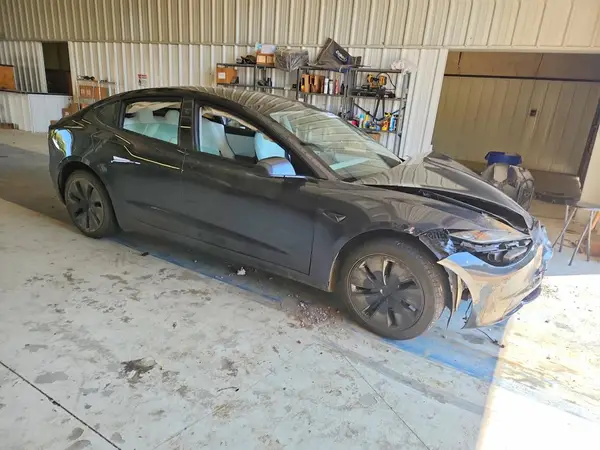 5YJ3E1EA2SF916611 — 2025 Tesla Model 3, фото 4 с аукциона Copart, Передняя часть