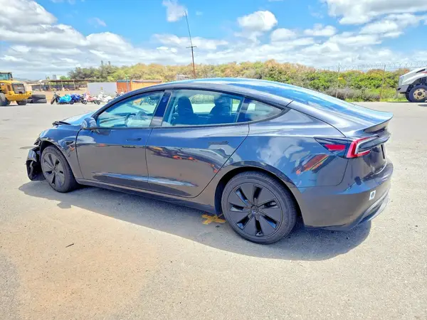 5YJ3E1EA4SF968189 — 2025 Tesla Model 3, фото 2 с аукциона Copart, Передняя часть