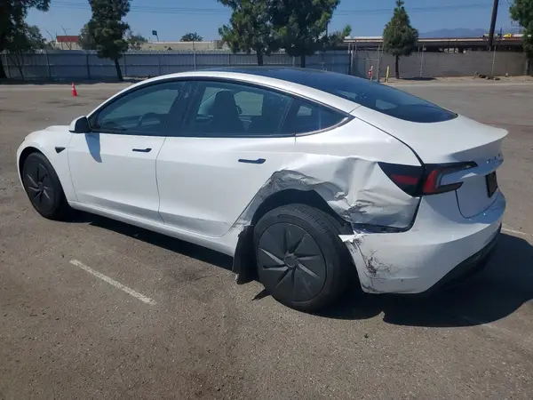 5YJ3E1EA7SF138287 — 2025 Tesla Model 3, Задняя часть (Rear End), фото до ремонта
