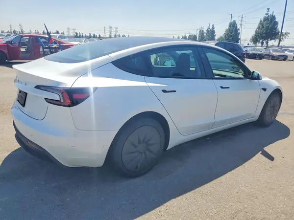 5YJ3E1EA7SF138287 — 2025 Tesla Model 3, фото 3 с аукциона Copart, Задняя часть