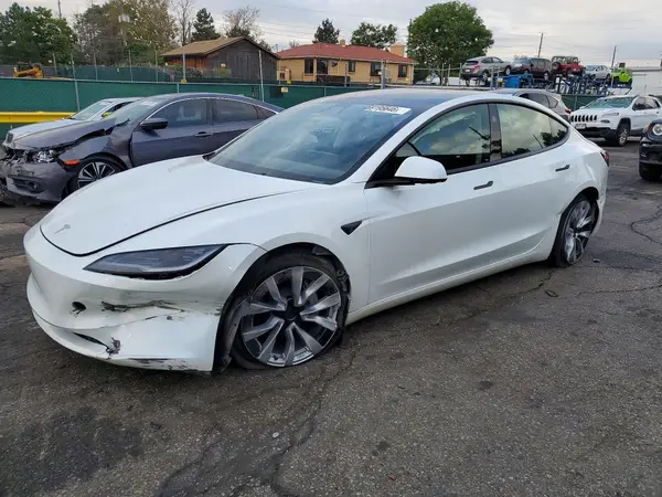 5YJ3E1EB7SF005926 — 2025 Tesla Model 3, Передняя часть (Front End), фото до ремонта