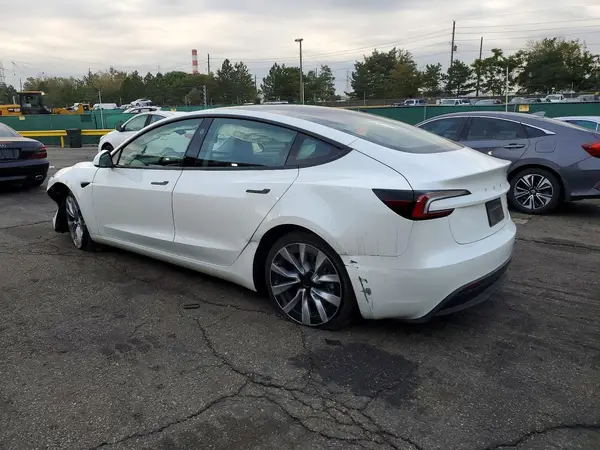 5YJ3E1EB7SF005926 — 2025 Tesla Model 3, фото 2 с аукциона Copart, Передняя часть