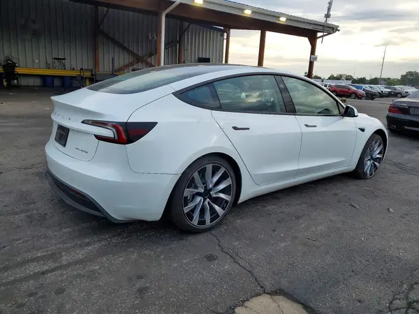 5YJ3E1EB7SF005926 — 2025 Tesla Model 3, фото 3 с аукциона Copart, Передняя часть