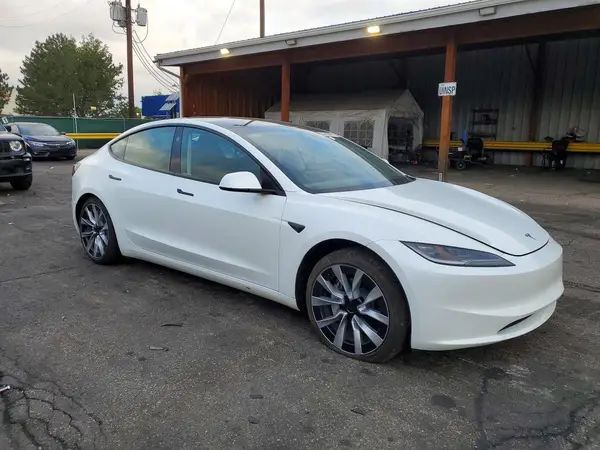 5YJ3E1EB7SF005926 — 2025 Tesla Model 3, фото 4 с аукциона Copart, Передняя часть