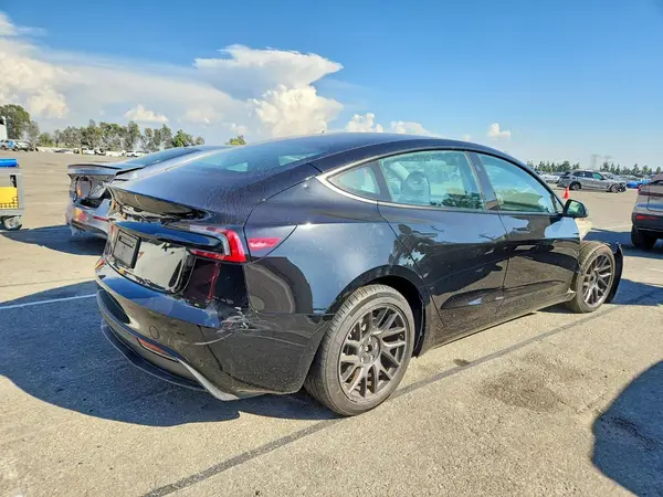 5YJ3E1EA4SF063662 — 2025 Tesla Model 3, фото 3 с аукциона Copart, Передняя часть