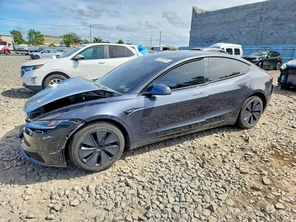 5YJ3E1EA2SF921050 — 2025 Tesla Model 3, Передняя часть (Front End), фото до ремонта