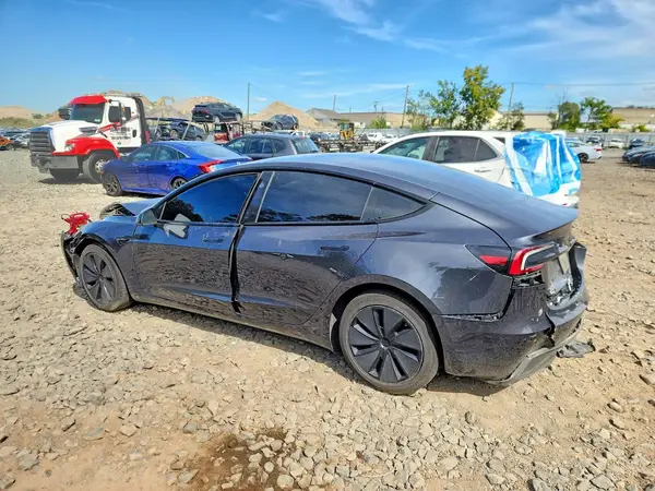 5YJ3E1EA2SF921050 — 2025 Tesla Model 3, фото 2 с аукциона Copart, Передняя часть