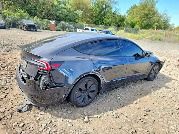 5YJ3E1EA2SF921050 — 2025 Tesla Model 3, фото 3 с аукциона Copart, Передняя часть