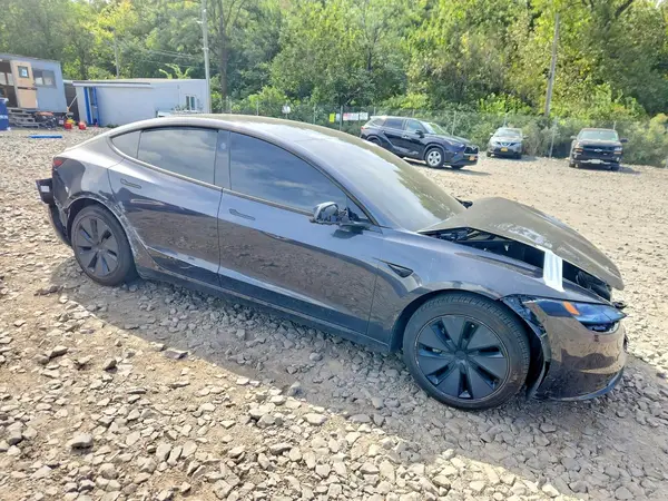 5YJ3E1EA2SF921050 — 2025 Tesla Model 3, фото 4 с аукциона Copart, Передняя часть