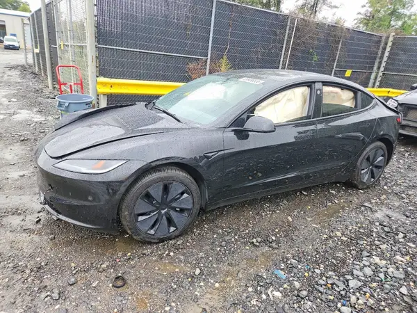 5YJ3E1EB2SF914673 — 2025 Tesla Model 3, Передняя часть (Front End), фото до ремонта