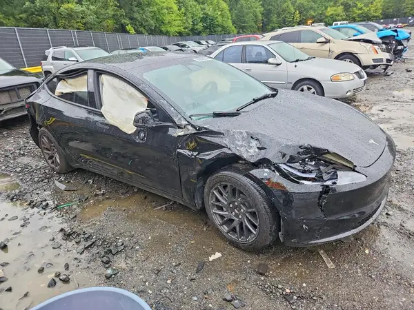 5YJ3E1EB2SF914673 — 2025 Tesla Model 3, фото 4 с аукциона Copart, Передняя часть