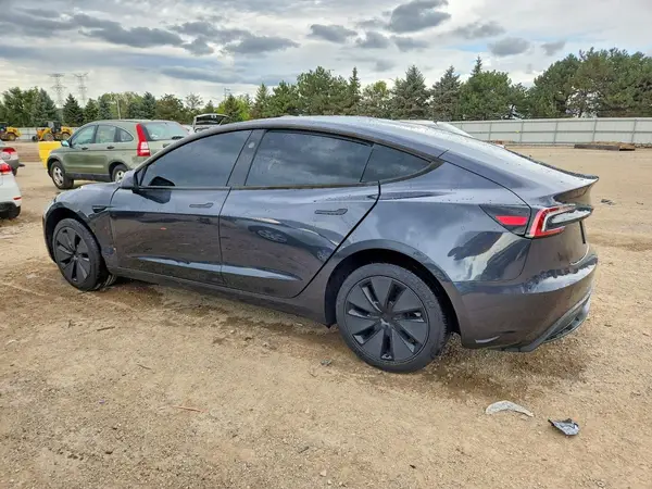5YJ3E1EAXSF060085 — 2025 Tesla Model 3, фото 2 с аукциона Copart, Боковая часть